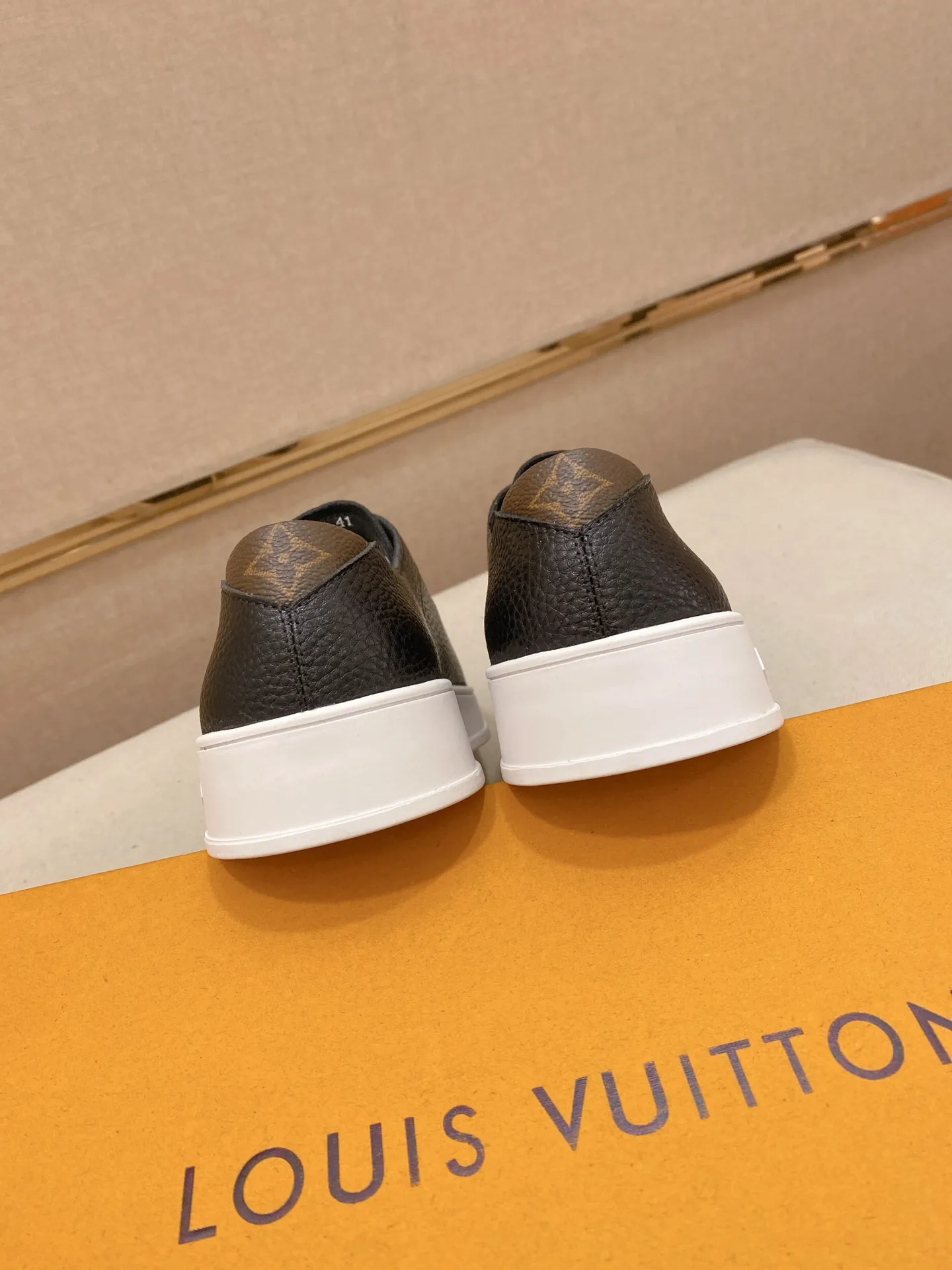 Men's shoes💰 440💰louis vuitton (Louis Vuitton/lv) top 🔍🔍 new models are on sale at the same time at the counter. The upper 🇮🇹 is imported from Italy first-layer cowhide, and the lining is fully imported sheepskin 💪💪, completely 1⃣️ to 1 ⃣️Re-engraved🇮🇹💪💪, ⚠Sole: The original sole is specially provided by the original factory, the exclusive movable molded sole is super comfortable, ⚠The original factory follows the order, 🔍🔍high quality, you can enter and exit the counter at will, welcome to compare⚠. Code number:38-44